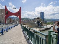 Los zu Fuß über die Puente de la Salve mit Blick aufs Guggenheim Museum.